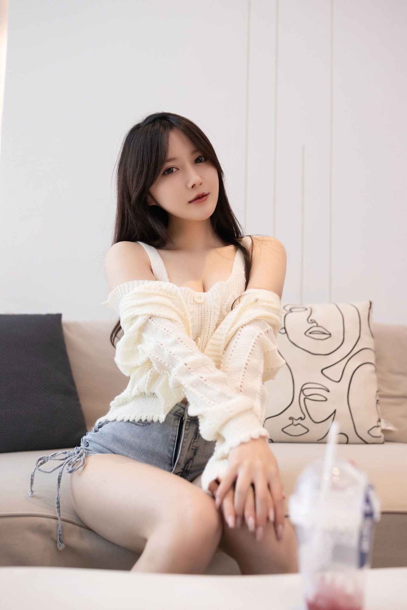居家環境中的成年女性形象照